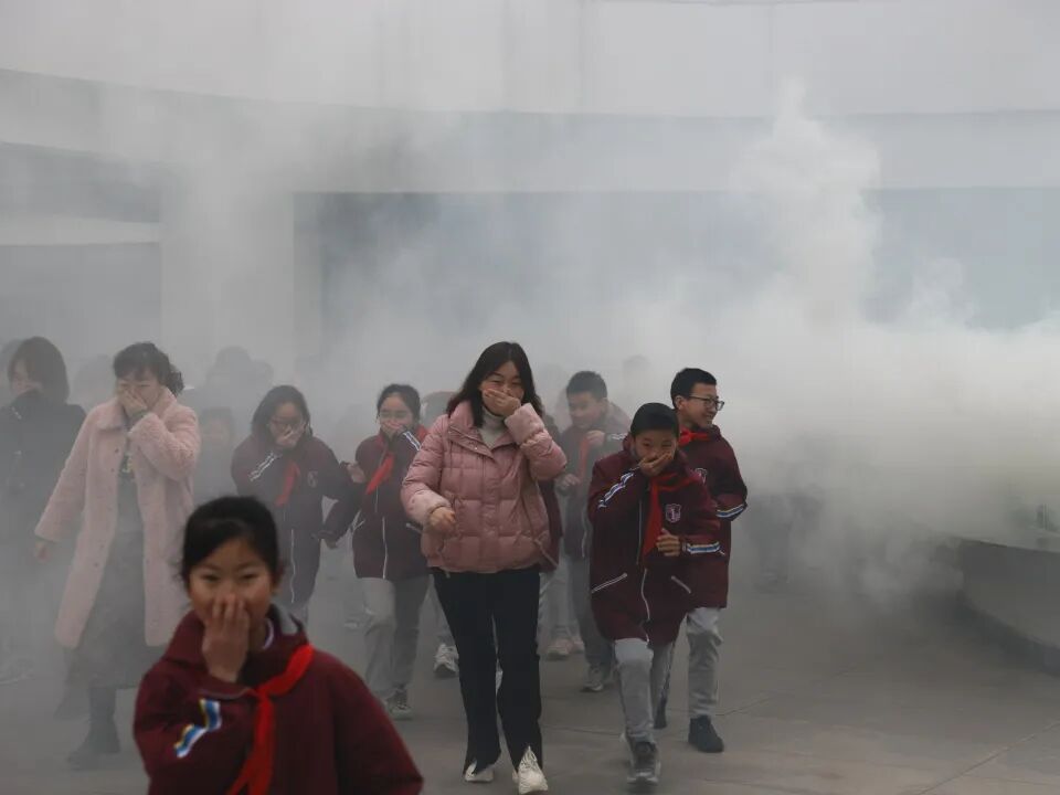 遇见“火焰蓝”,护航新学期“安”然启航--火炬一小2025春开学典礼