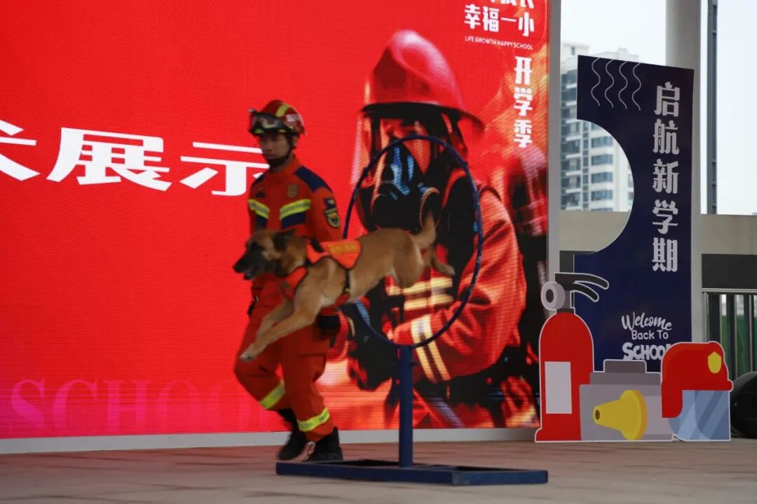 遇见“火焰蓝”,护航新学期“安”然启航--火炬一小2025春开学典礼