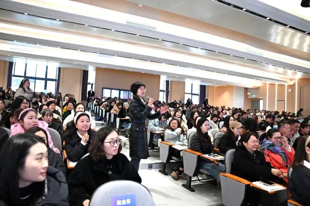 跨界聚慧 共享成长 春风化雨 共启新程 ---火炬一小承办“绵阳市教科所五个名师工作室揭牌成立仪式暨培训会”