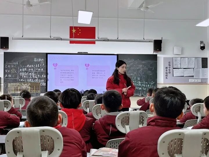 巾帼展芳华| 火一校园三八妇女节暖心纪实