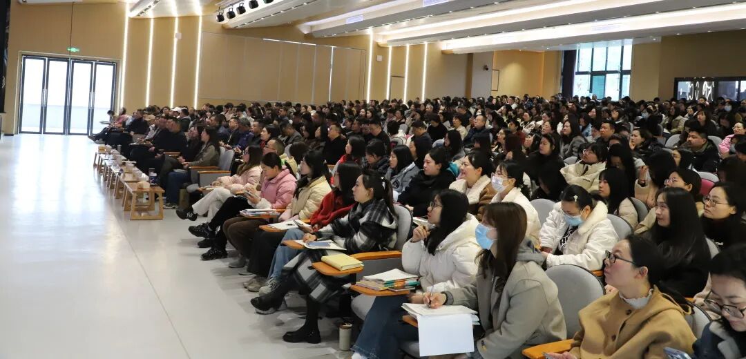 燃AI引擎，DeepSeek赋能学习方式新变革     ——绵阳高新区"AI赋能教育教学"专题培训活动在火炬一小成功举办