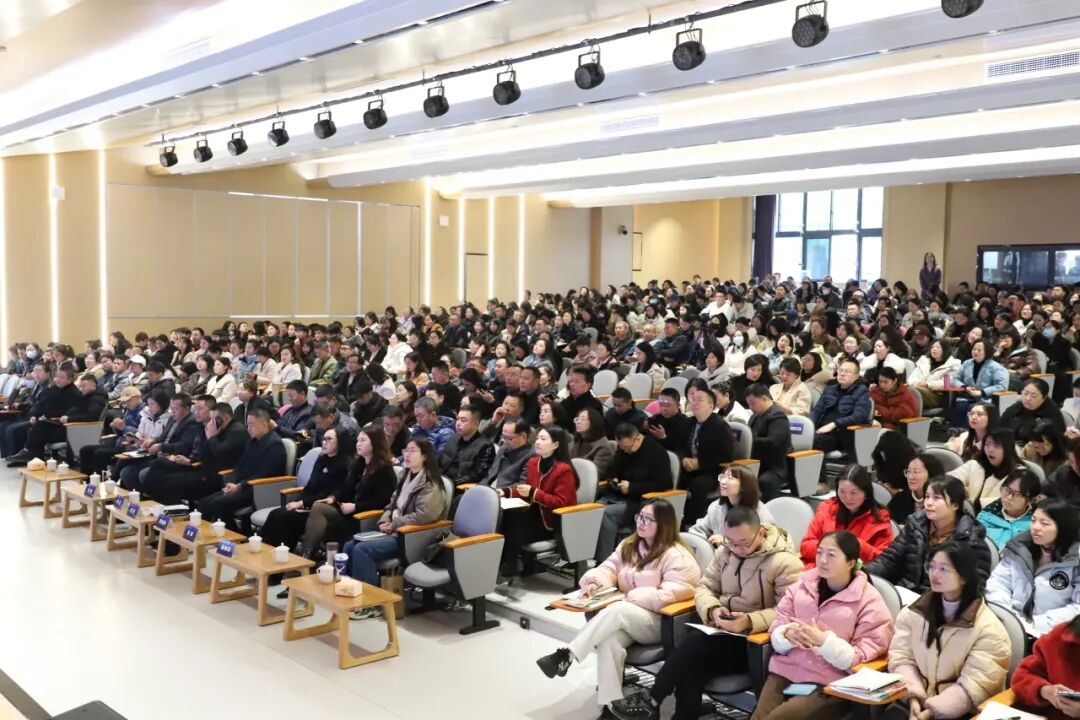 燃AI引擎，DeepSeek赋能学习方式新变革     ——绵阳高新区"AI赋能教育教学"专题培训活动在火炬一小成功举办