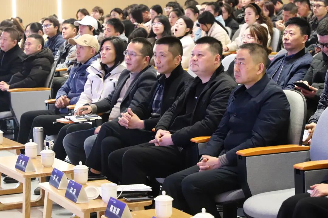 燃AI引擎，DeepSeek赋能学习方式新变革     ——绵阳高新区"AI赋能教育教学"专题培训活动在火炬一小成功举办