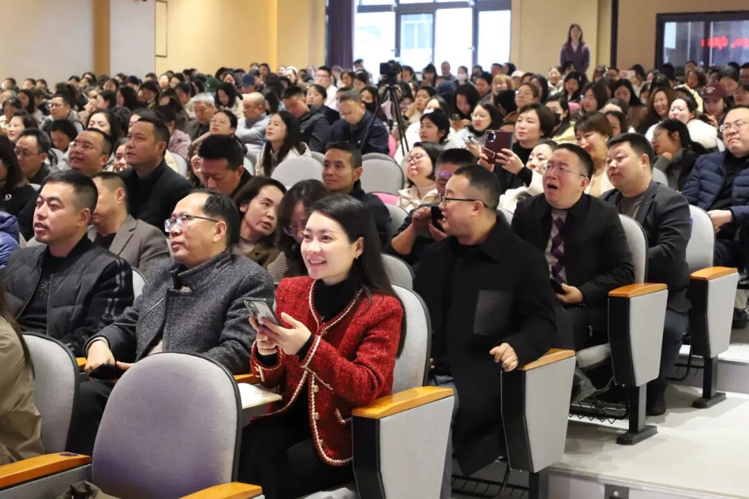 燃AI引擎，DeepSeek赋能学习方式新变革     ——绵阳高新区"AI赋能教育教学"专题培训活动在火炬一小成功举办