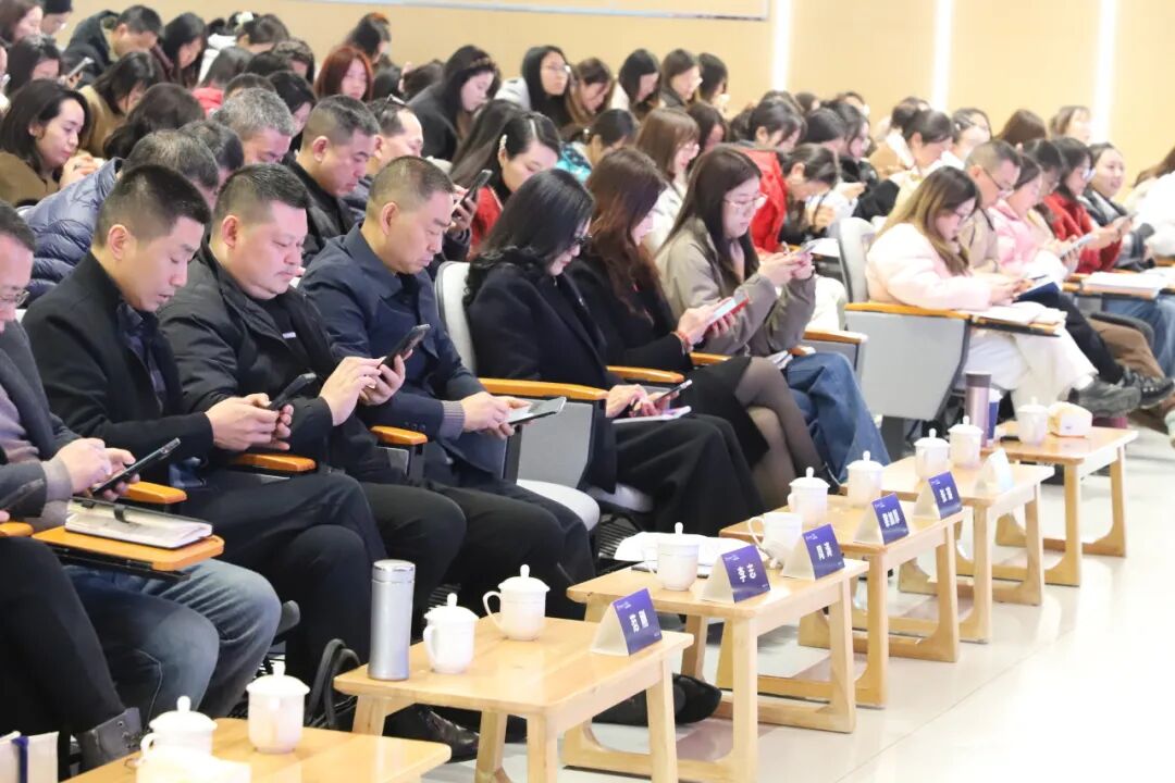 燃AI引擎，DeepSeek赋能学习方式新变革     ——绵阳高新区"AI赋能教育教学"专题培训活动在火炬一小成功举办