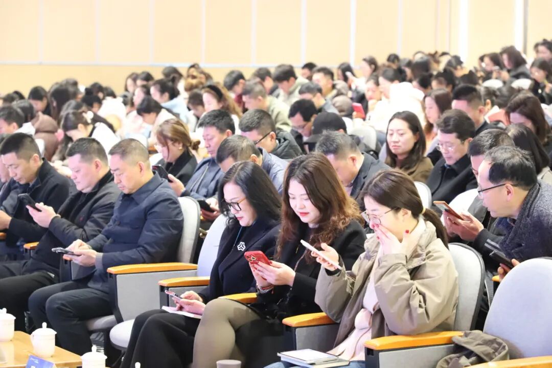 燃AI引擎，DeepSeek赋能学习方式新变革     ——绵阳高新区"AI赋能教育教学"专题培训活动在火炬一小成功举办