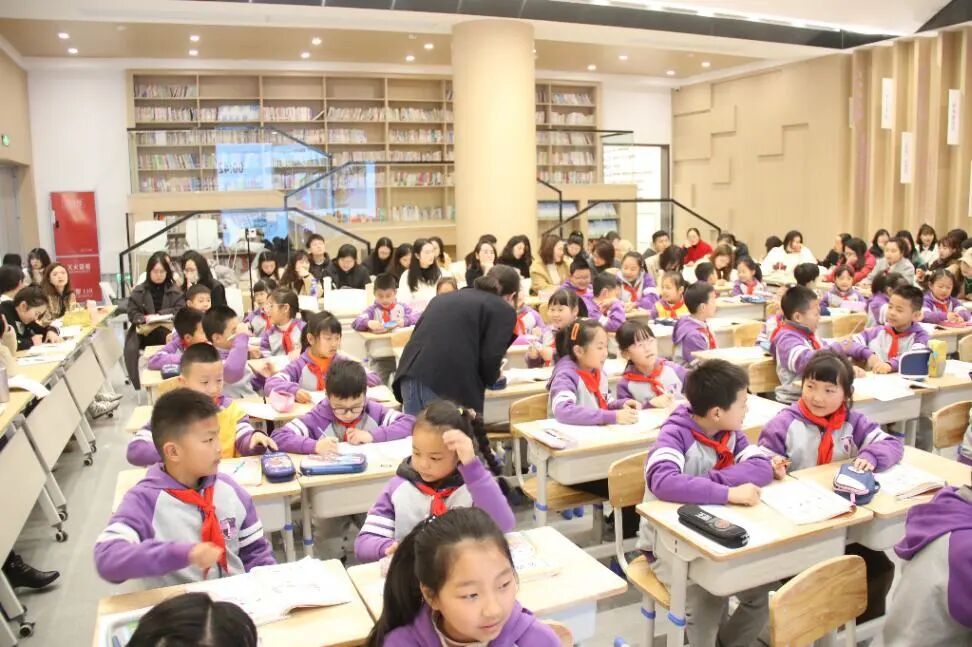 “立足新课标 共研新教材 赋能好课堂” 火炬一小承办绵阳高新区小学英语三年级同课异构教学研讨活动