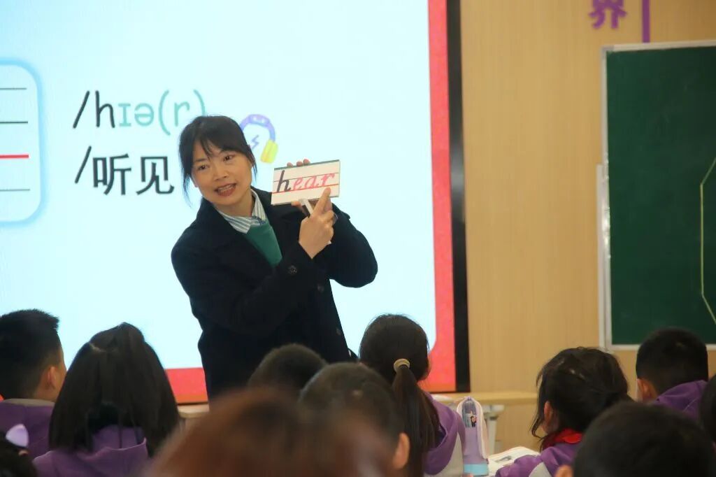 “立足新课标 共研新教材 赋能好课堂” 火炬一小承办绵阳高新区小学英语三年级同课异构教学研讨活动