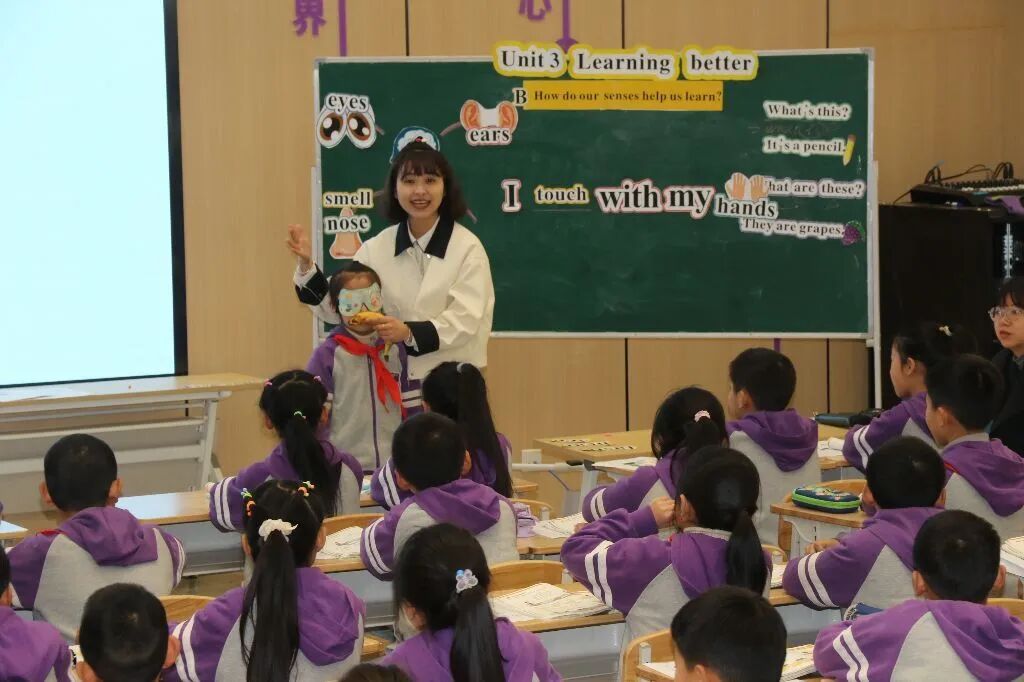 “立足新课标 共研新教材 赋能好课堂” 火炬一小承办绵阳高新区小学英语三年级同课异构教学研讨活动