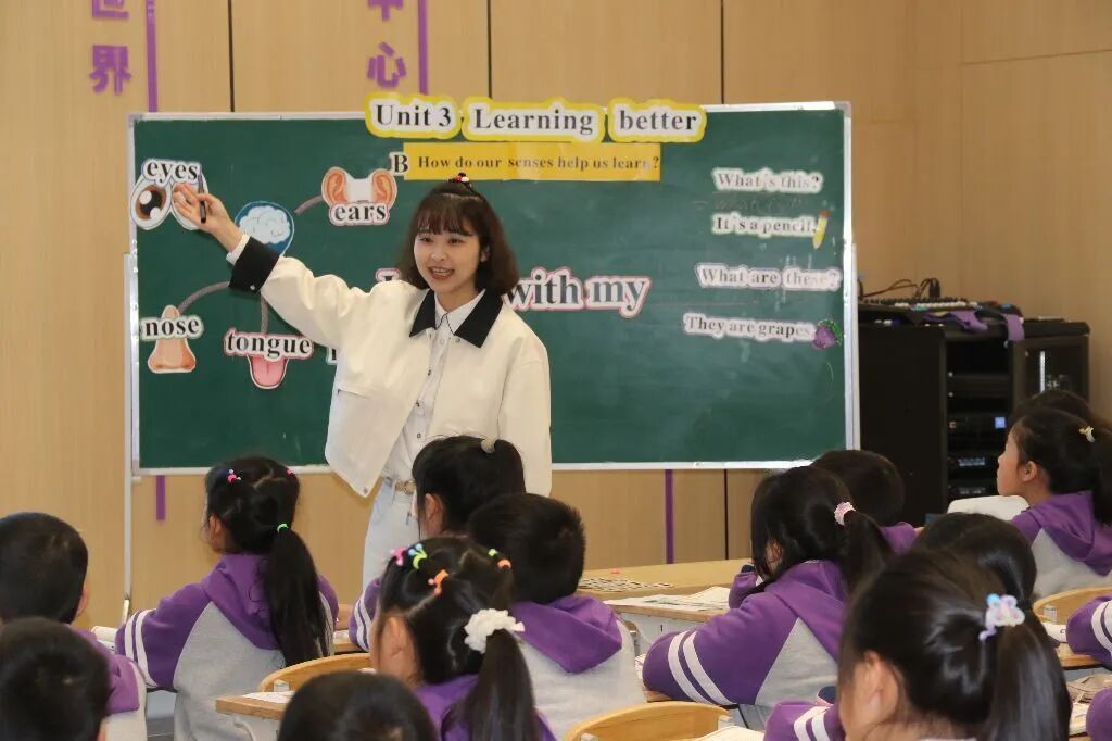 “立足新课标 共研新教材 赋能好课堂” 火炬一小承办绵阳高新区小学英语三年级同课异构教学研讨活动