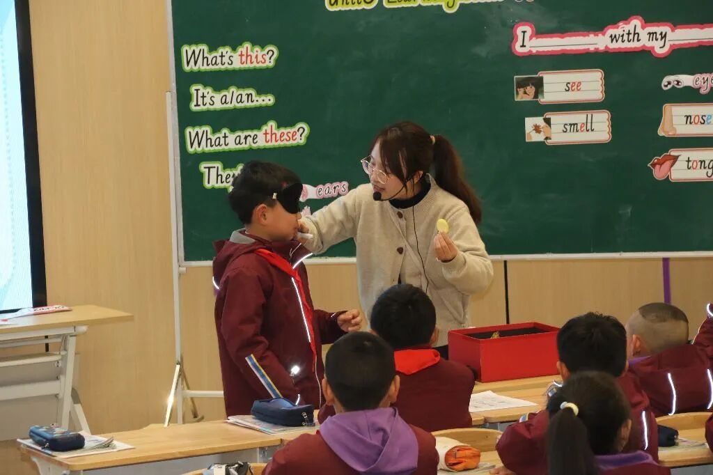 “立足新课标 共研新教材 赋能好课堂” 火炬一小承办绵阳高新区小学英语三年级同课异构教学研讨活动