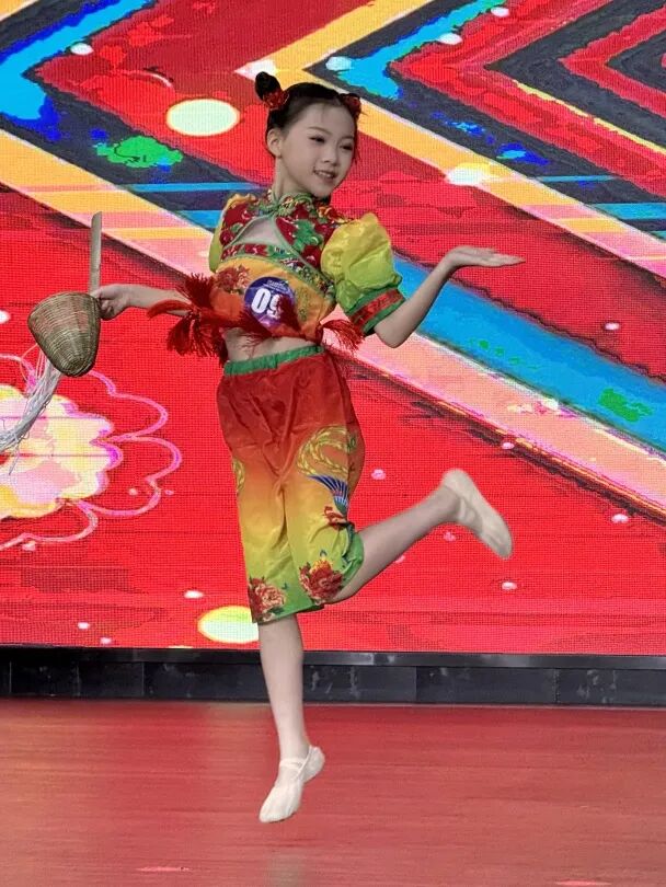 【火一榜样】又是特等奖!火一娃糖纸布鞋米粉玩出顶流