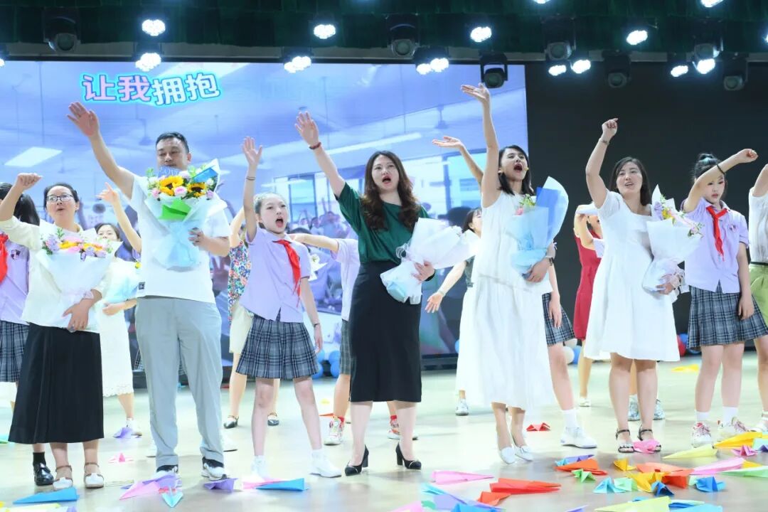 【火一毕业季】这场毕业典礼太燃了!萌娃变少年,纸飞机载梦飞向星河----火炬一小2019级毕业典礼