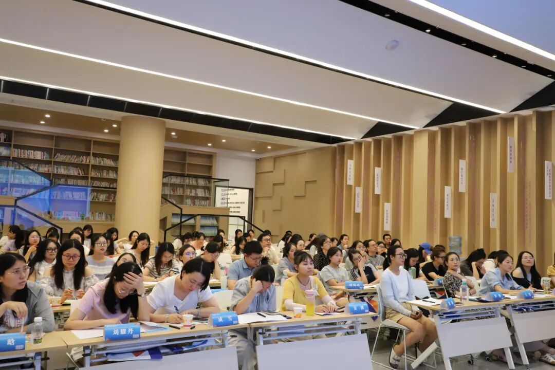 【火一动态】一场暑期 “能量盛宴”: 火炬一小用三维体系为青年教师成长 “精准导航”
