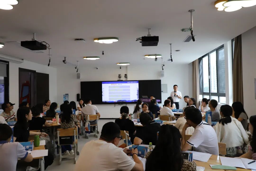 【火一动态】一场暑期 “能量盛宴”: 火炬一小用三维体系为青年教师成长 “精准导航”