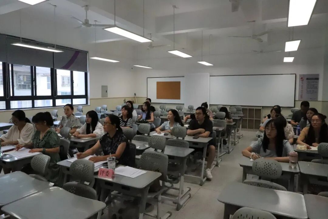 【火一动态】一场暑期 “能量盛宴”: 火炬一小用三维体系为青年教师成长 “精准导航”