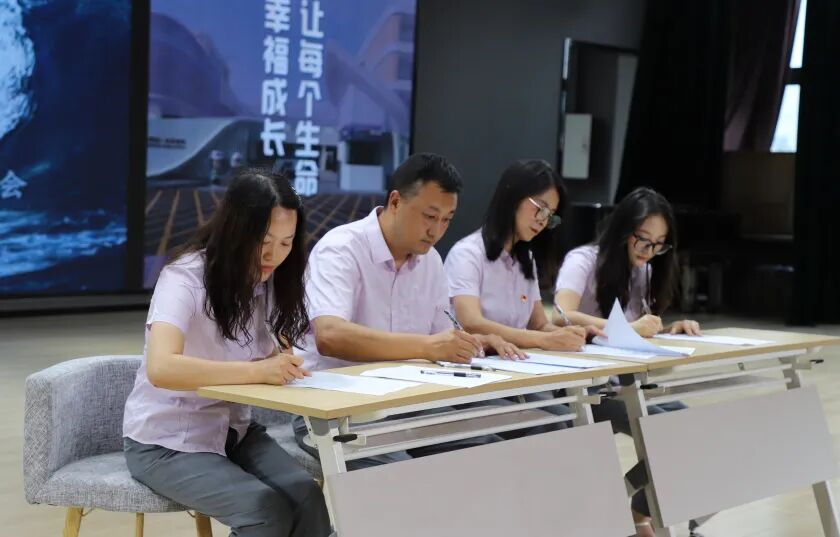 【火一动态】破“浪”开学！火炬一小开学工作会，满是教育热血