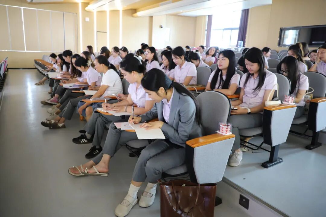 【火一动态】立足教育初心,放眼未来教育 —— 火炬一小 2025 年秋开学教师专题培训纪实