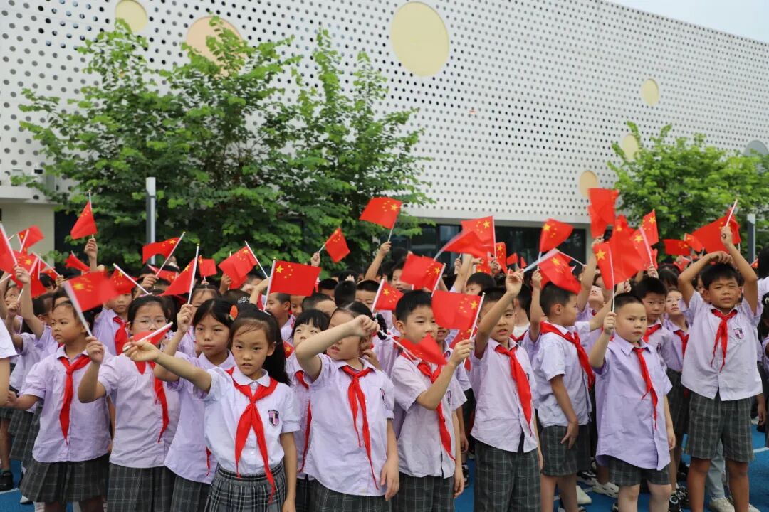 燃爆!火炬一小这样纪念抗战胜利80周年,四天"开学大戏"让孩子们热泪盈眶!——铭记历史、缅怀先烈、珍爱和平、共创未来