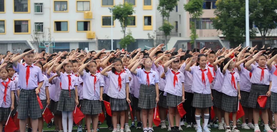 燃爆!火炬一小这样纪念抗战胜利80周年,四天"开学大戏"让孩子们热泪盈眶!——铭记历史、缅怀先烈、珍爱和平、共创未来