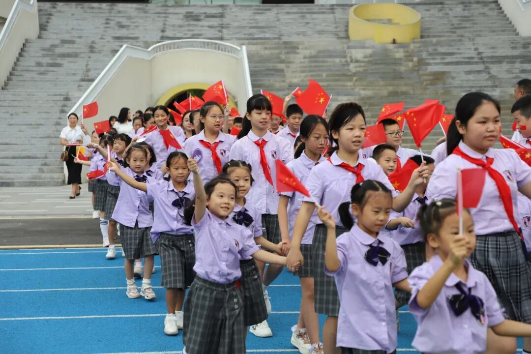燃爆!火炬一小这样纪念抗战胜利80周年,四天"开学大戏"让孩子们热泪盈眶!——铭记历史、缅怀先烈、珍爱和平、共创未来