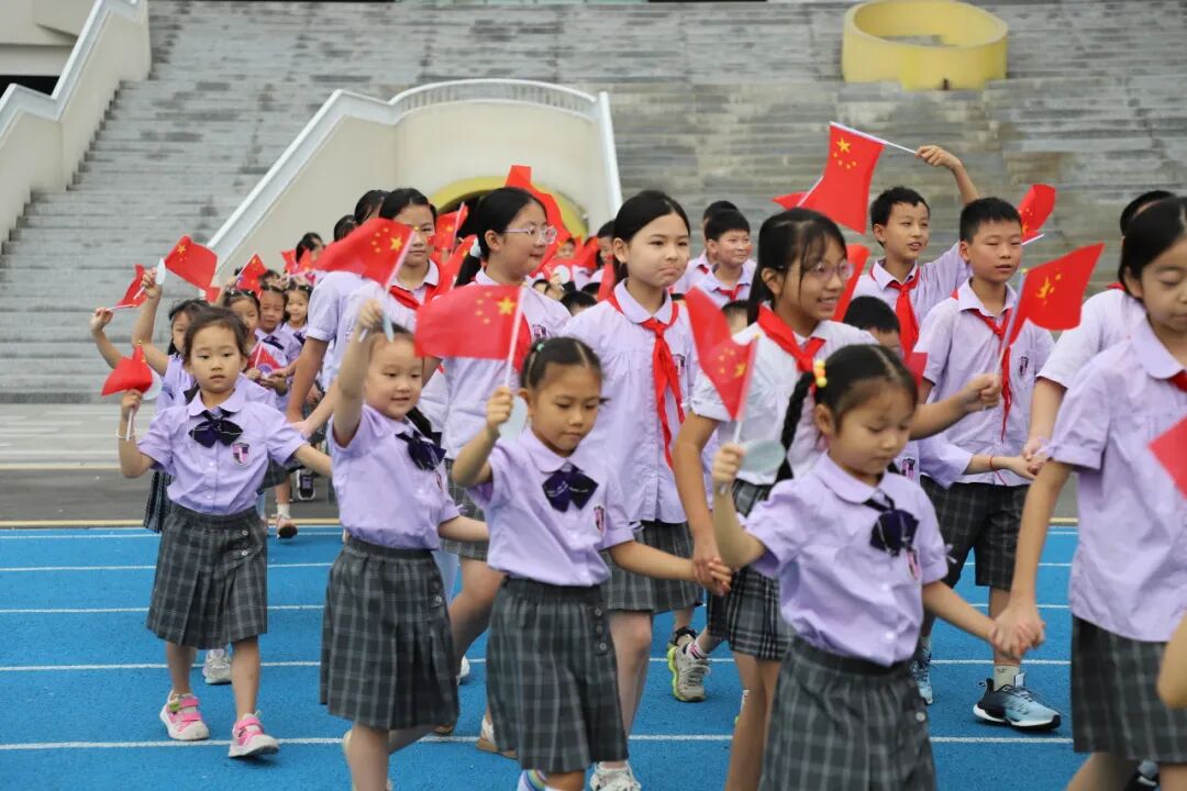 燃爆!火炬一小这样纪念抗战胜利80周年,四天"开学大戏"让孩子们热泪盈眶!——铭记历史、缅怀先烈、珍爱和平、共创未来