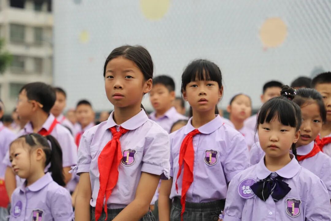 燃爆!火炬一小这样纪念抗战胜利80周年,四天"开学大戏"让孩子们热泪盈眶!——铭记历史、缅怀先烈、珍爱和平、共创未来