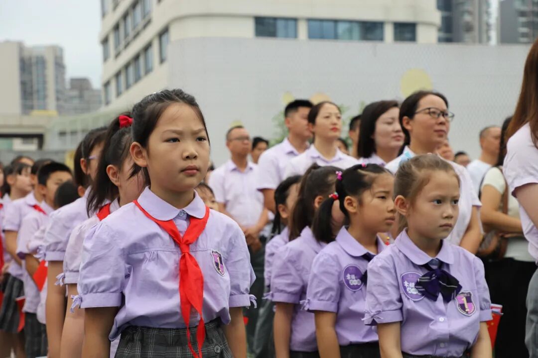 燃爆!火炬一小这样纪念抗战胜利80周年,四天"开学大戏"让孩子们热泪盈眶!——铭记历史、缅怀先烈、珍爱和平、共创未来