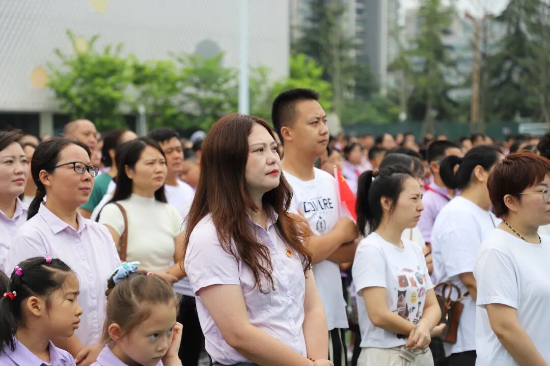 燃爆!火炬一小这样纪念抗战胜利80周年,四天"开学大戏"让孩子们热泪盈眶!——铭记历史、缅怀先烈、珍爱和平、共创未来