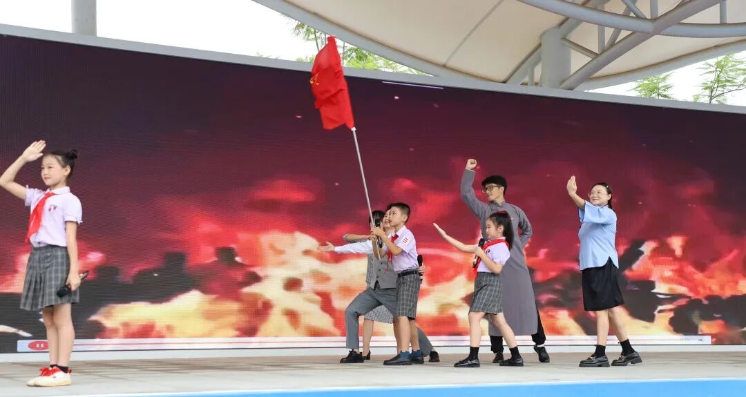 燃爆!火炬一小这样纪念抗战胜利80周年,四天"开学大戏"让孩子们热泪盈眶!——铭记历史、缅怀先烈、珍爱和平、共创未来