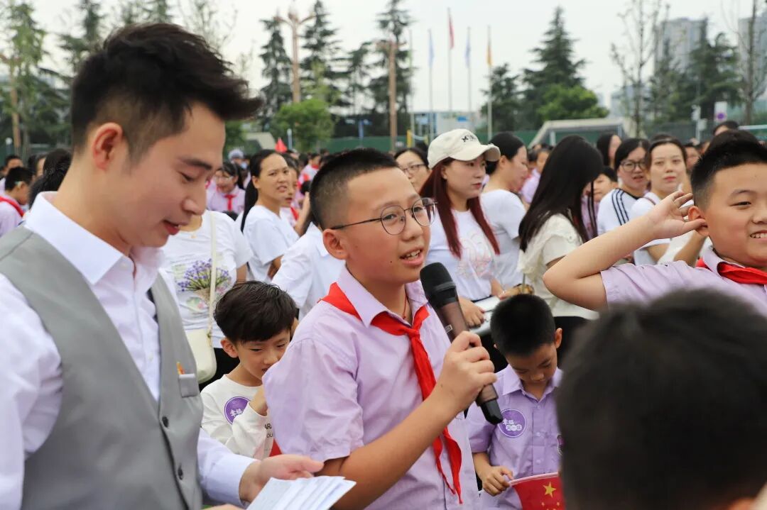 燃爆!火炬一小这样纪念抗战胜利80周年,四天"开学大戏"让孩子们热泪盈眶!——铭记历史、缅怀先烈、珍爱和平、共创未来