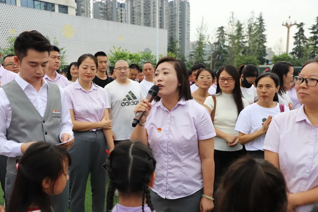 燃爆!火炬一小这样纪念抗战胜利80周年,四天"开学大戏"让孩子们热泪盈眶!——铭记历史、缅怀先烈、珍爱和平、共创未来