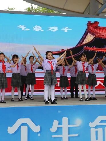 燃爆!火炬一小这样纪念抗战胜利80周年,四天"开学大戏"让孩子们热泪盈眶!——铭记历史、缅怀先烈、珍爱和平、共创未来