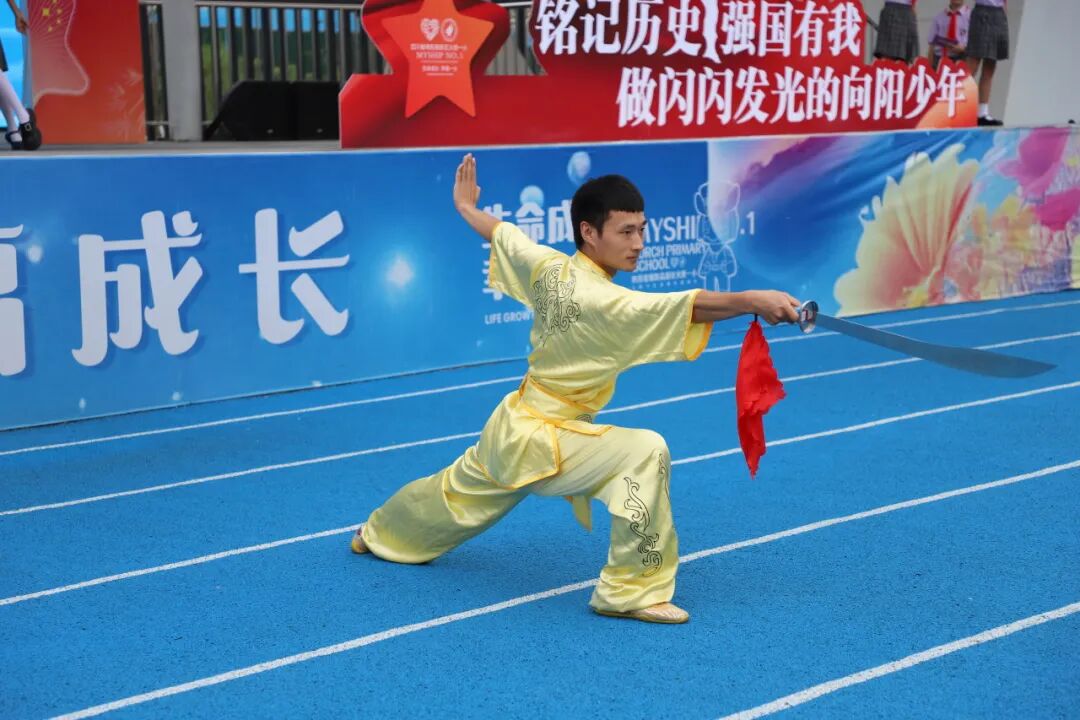 燃爆!火炬一小这样纪念抗战胜利80周年,四天"开学大戏"让孩子们热泪盈眶!——铭记历史、缅怀先烈、珍爱和平、共创未来