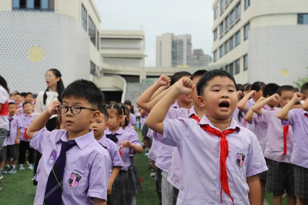 燃爆!火炬一小这样纪念抗战胜利80周年,四天"开学大戏"让孩子们热泪盈眶!——铭记历史、缅怀先烈、珍爱和平、共创未来