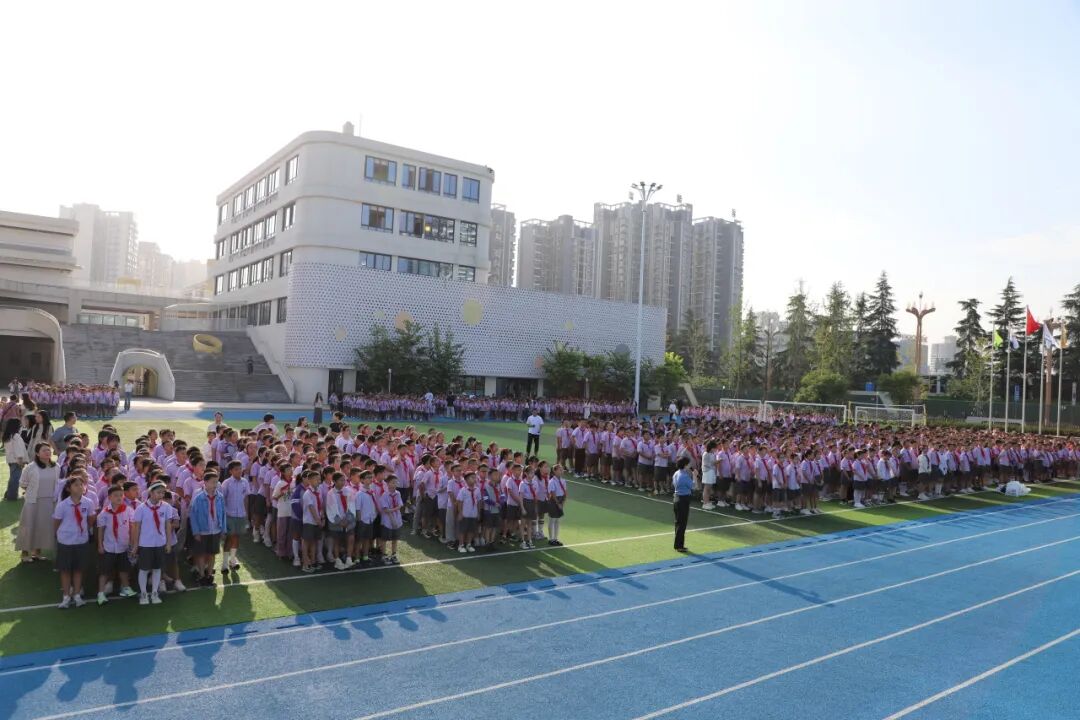 燃爆!火炬一小这样纪念抗战胜利80周年,四天"开学大戏"让孩子们热泪盈眶!——铭记历史、缅怀先烈、珍爱和平、共创未来