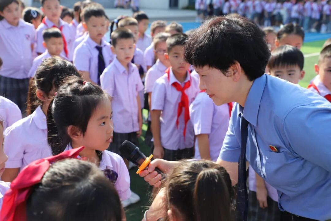燃爆!火炬一小这样纪念抗战胜利80周年,四天"开学大戏"让孩子们热泪盈眶!——铭记历史、缅怀先烈、珍爱和平、共创未来