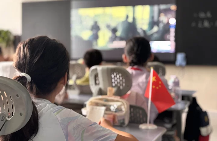 燃爆!火炬一小这样纪念抗战胜利80周年,四天"开学大戏"让孩子们热泪盈眶!——铭记历史、缅怀先烈、珍爱和平、共创未来
