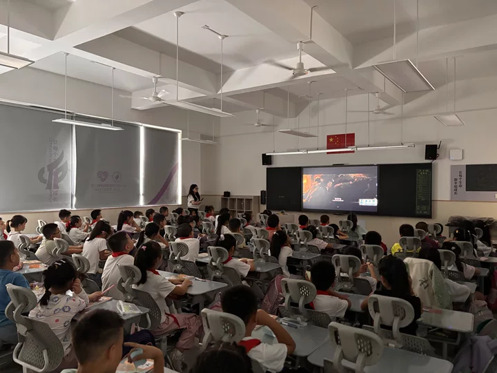 燃爆!火炬一小这样纪念抗战胜利80周年,四天"开学大戏"让孩子们热泪盈眶!——铭记历史、缅怀先烈、珍爱和平、共创未来