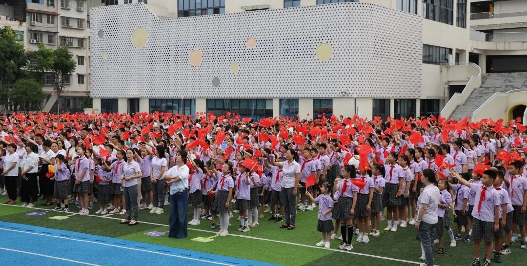 燃爆!火炬一小这样纪念抗战胜利80周年,四天"开学大戏"让孩子们热泪盈眶!——铭记历史、缅怀先烈、珍爱和平、共创未来