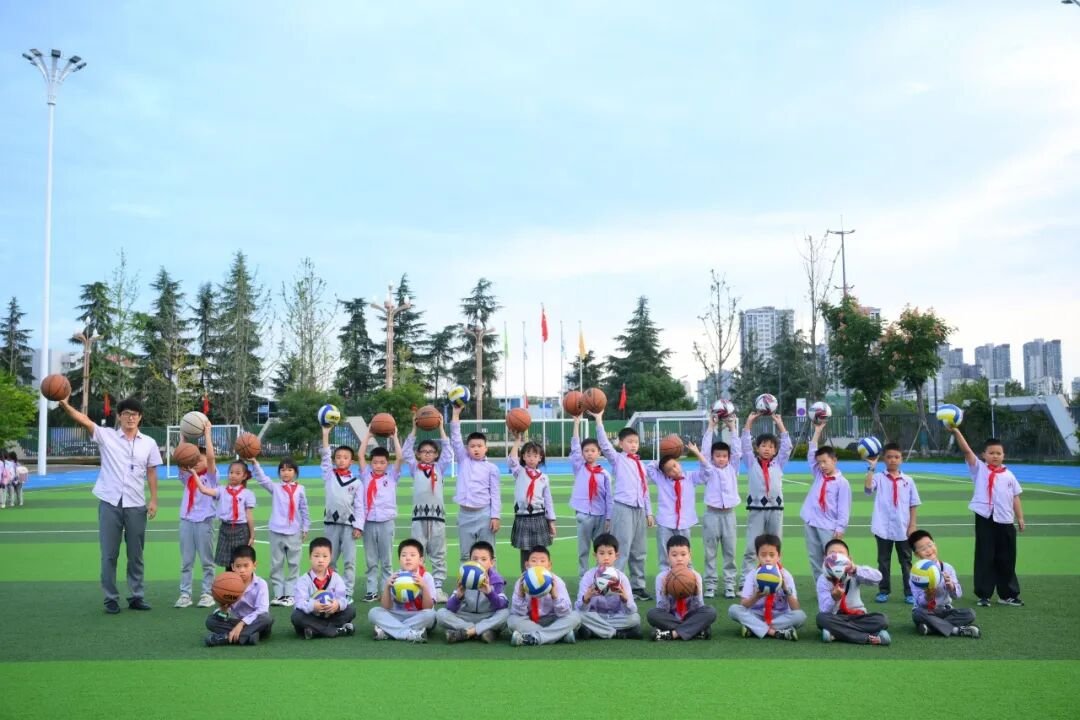 【上岗!】火炬一小“未来小镇”今日高燃启动,656名“小公民”荣耀上任!
