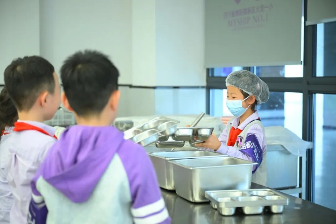 【上岗!】火炬一小“未来小镇”今日高燃启动,656名“小公民”荣耀上任!