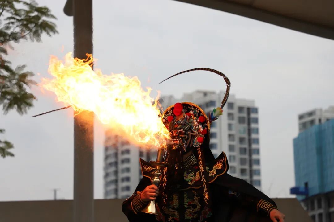 非遗魔法降临校园!师生同游年味乐园 ——火炬一小2026迎新非遗游园会欢乐上演