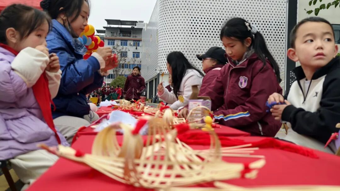 非遗魔法降临校园!师生同游年味乐园 ——火炬一小2026迎新非遗游园会欢乐上演