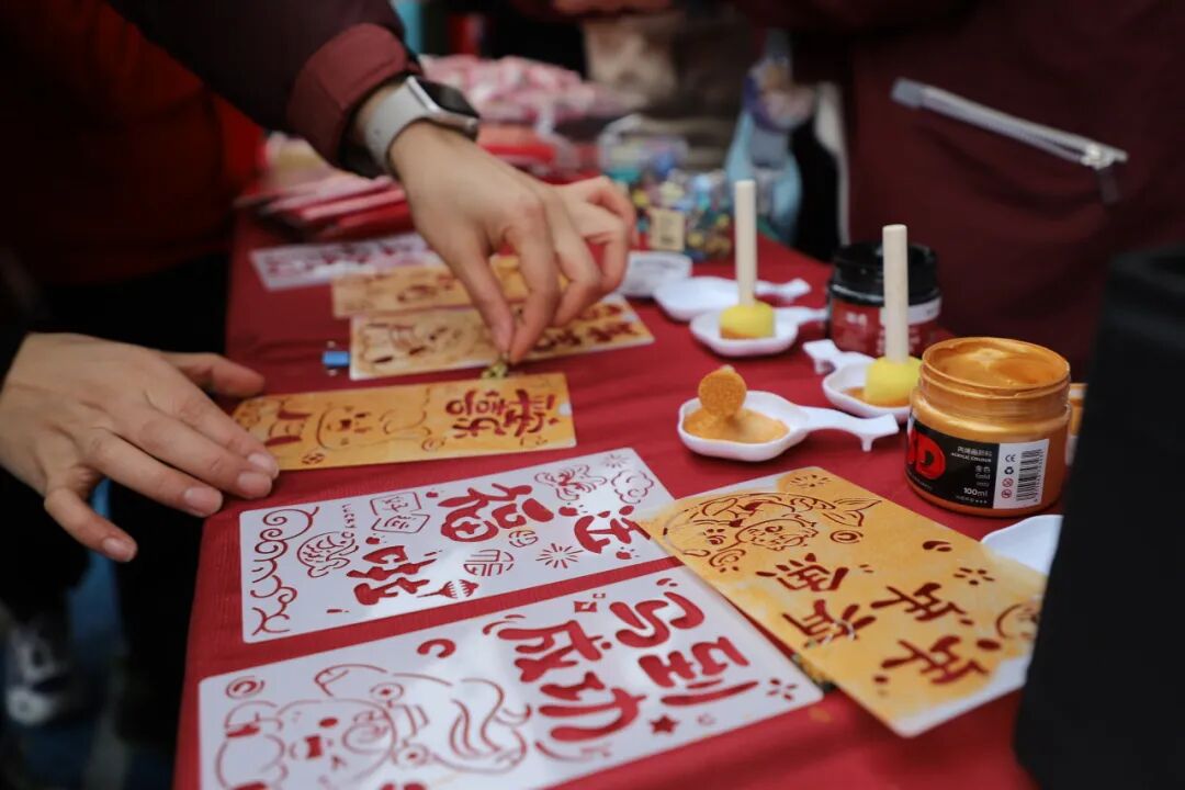 非遗魔法降临校园!师生同游年味乐园 ——火炬一小2026迎新非遗游园会欢乐上演