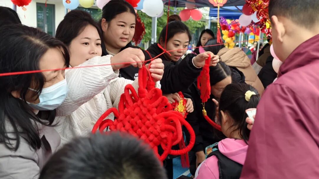 非遗魔法降临校园!师生同游年味乐园 ——火炬一小2026迎新非遗游园会欢乐上演