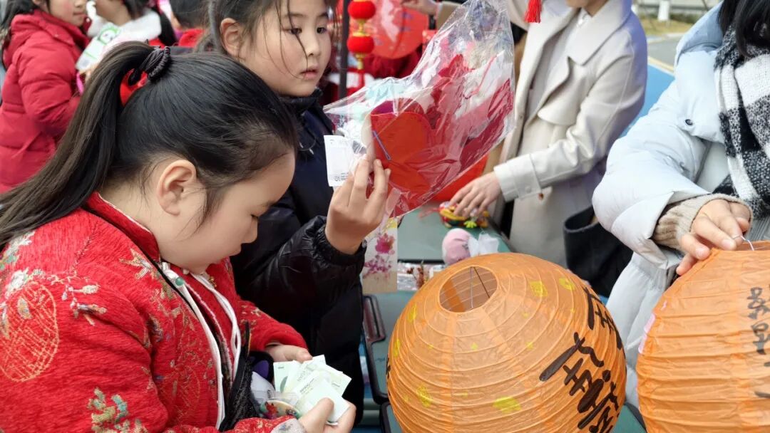 非遗魔法降临校园!师生同游年味乐园 ——火炬一小2026迎新非遗游园会欢乐上演