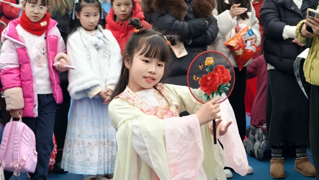 非遗魔法降临校园!师生同游年味乐园 ——火炬一小2026迎新非遗游园会欢乐上演