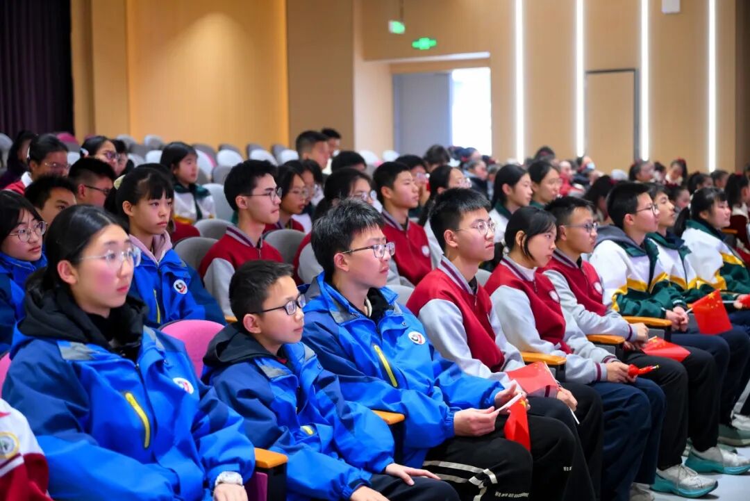 【火一动态】乐声裹着思政热，初心随旋律正燃！ ——这场音乐思政课，把信仰“唱”进了青春里