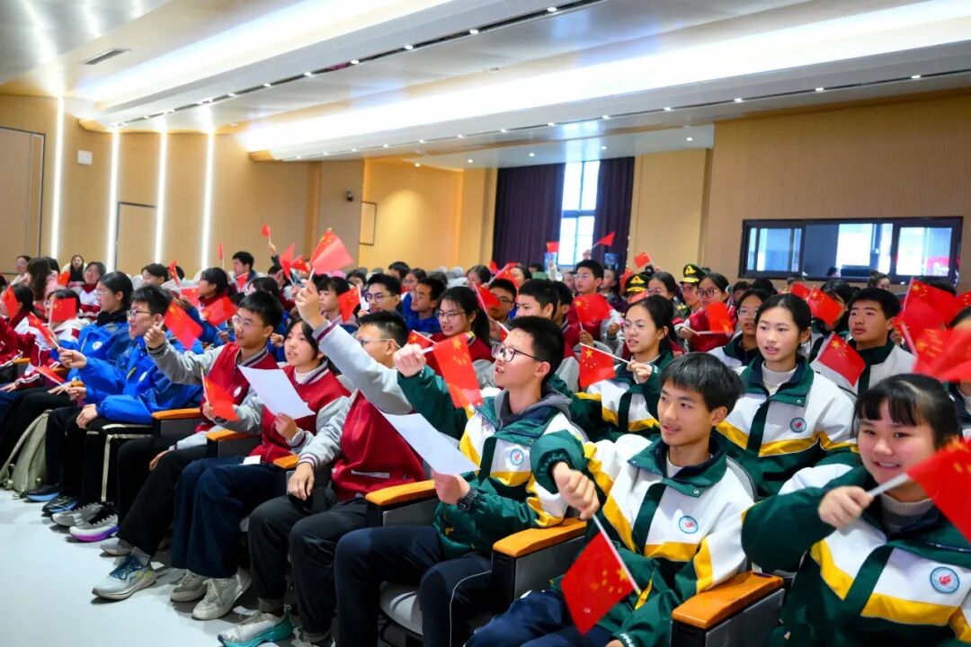【火一动态】乐声裹着思政热，初心随旋律正燃！ ——这场音乐思政课，把信仰“唱”进了青春里